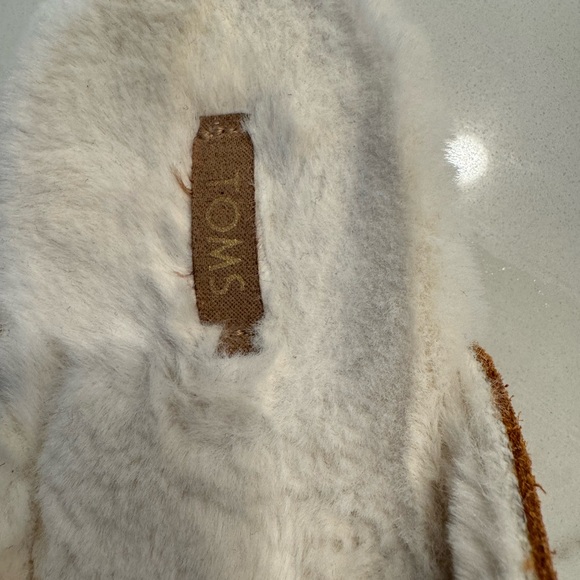 Toms suede moccasins with white fur insert size 9 women’s - Picture 2 of 7